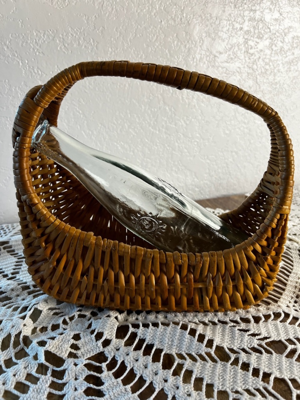 🍷✨ Vintage 1970s Wicker Wine Bottle Holder – 9.5 x 9.5” ✨🍷